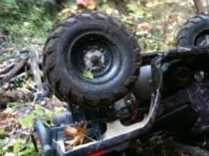 Un bărbat în vârstă de 64 de ani a suferit multiple leziuni după ce a intrat violent cu un ATV într-un cap de pod (fotografie generică)