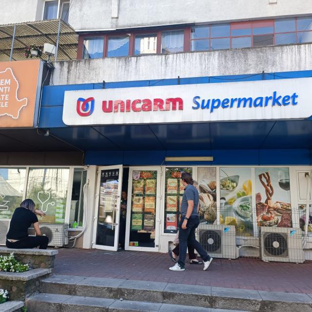 În cursul zilei de luni, magazinul a fost închis pentru ca angajații să poată face curățenie după intervenția pompierilor