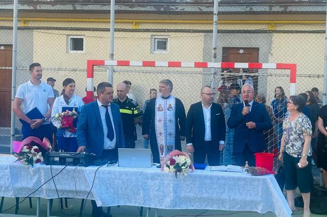 Campionii Ionela și Marius Cozmiuc s-au aflat în mijlocul elevilor de la LPS Suceava la deschiderea anului școlar