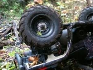 Un bărbat în vârstă de 64 de ani a suferit multiple leziuni după ce a intrat violent cu un ATV într-un cap de pod (fotografie generică)