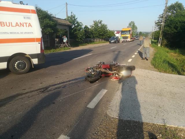 Trei tineri pe motociclete, răniți din cauza unor șoferi care i-au ignorat în trafic (fotografie generică)