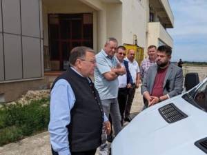 Primarii a 16 localități sucevene vor primi de la Gheorghe Flutur cheile pentru 16 microbuze școlare electrice noi