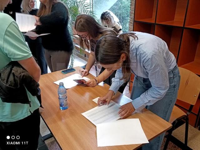 Consultarea listelor cu concurenți pentru realizarea distribuirii în sălile de concurs