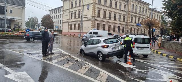 În zona surpată, aflată lângă un canal, a avut loc o intervenție la o avarie iar stratul suport a cedat