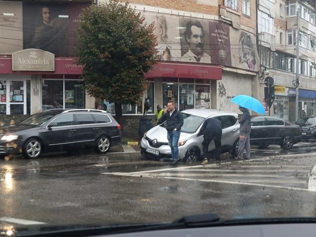 În zona surpată, aflată lângă un canal, a avut loc o intervenție la o avarie iar stratul suport a cedat