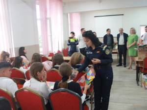 Elevi din Udești au primit ghiozdane și dulciuri din partea polițiștilor și voluntarilor suceveni