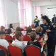 Elevi din Udești au primit ghiozdane și dulciuri din partea polițiștilor și voluntarilor suceveni