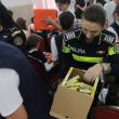 Elevi din Udești au primit ghiozdane și dulciuri din partea polițiștilor și voluntarilor suceveni