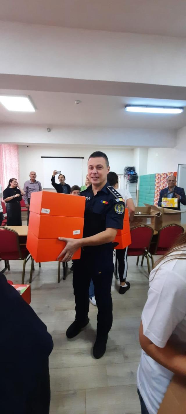 Elevi din Udești au primit ghiozdane și dulciuri din partea polițiștilor și voluntarilor suceveni