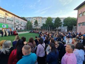 Școala în care învață aproape 1200 de elevi, va fi extinsă prin mansardare