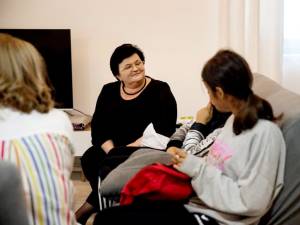 Copiii din casele de tip familial „Prietenia” și „Cireșarii” din Solca au primit daruri la început de an școlar - Foto Sebastian Andrei Lazăr