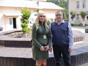 Alina Cuciurean, “Ghiozdanul forestierului”, director al Colegiului Silvic Bucovina, cu Ciprian Muscă, președintele ASFOR