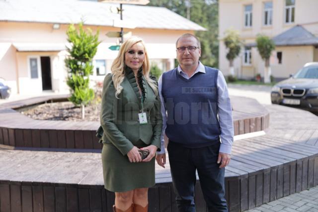 Alina Cuciurean, “Ghiozdanul forestierului”, director al Colegiului Silvic Bucovina, cu Ciprian Muscă, președintele ASFOR