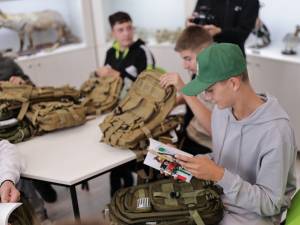 “Ghiozdanul forestierului”, distribuit elevilor de la Colegiul Silvic Bucovina, considerat etalon pentru învățământul silvic din România