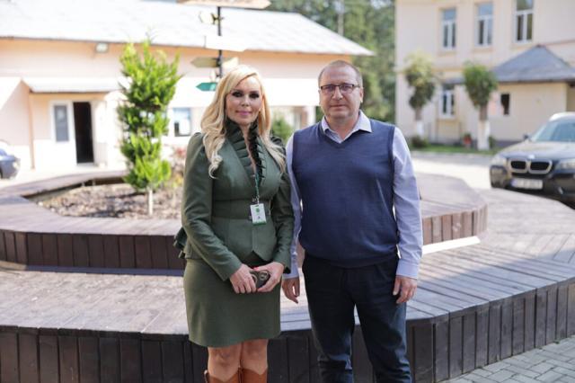 Alina Cuciurean, director al Colegiului Silvic Bucovina, cu Ciprian Muscă, președintele ASFOR