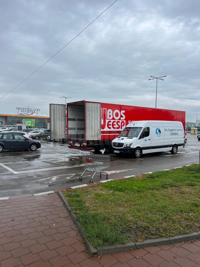 Pentru colectarea ajutoarelor materiale asociația a amplasat o remorcă de camion în parcarea Shopping City Suceava