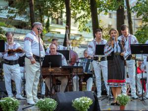 Spectacolul folcloric „Cu drag, din Țara de Sus”