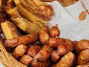 Târgul de toamnă „Produs în Bucovina” și-a deschis porțile, cu multe bunătăți, în centrul Sucevei