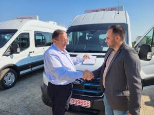 Un nou lot de microbuze școlare a fost predat de Gheorghe Flutur primarilor