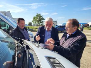 Un nou lot de microbuze școlare a fost predat de Gheorghe Flutur primarilor