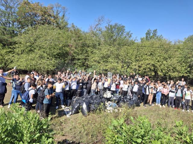 230 de elevi din Verești au participat la o amplă acțiune de ecologizare