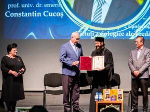 Prof. univ. Constantin Cucoș, de la Iași, a primit Ordinul Eparhial „Crucea Bucovinei”