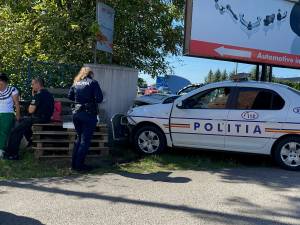 Mașină de poliție, implicată într-un accident rutier, la Șcheia