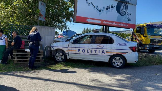 Mașină de poliție, implicată într-un accident rutier, la Șcheia