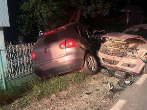 Accident grav, cu două autoturisme și o autoutilitară cu lemne, luni seară, la Adâncata