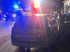 Accident grav, cu două autoturisme și o autoutilitară cu lemne, luni seară, la Adâncata