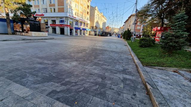 Esplanada din centrul Sucevei, brăzdată de grăsime și zoaie