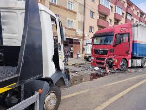 Accident între un autotren și o autoplatformă, la Gura Humorului