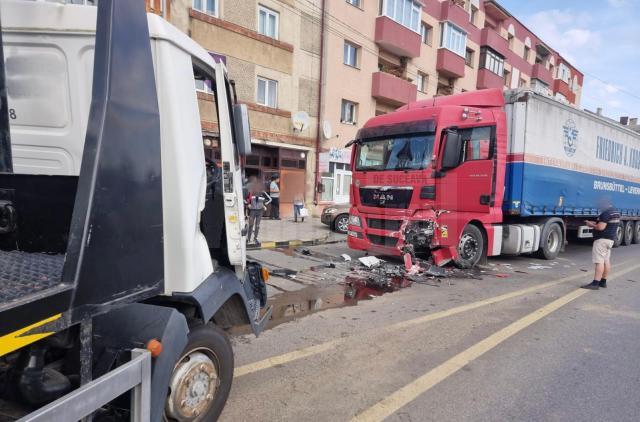 Accident între un autotren și o autoplatformă, la Gura Humorului