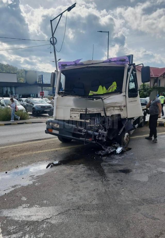 Accident între un autotren și o autoplatformă, la Gura Humorului