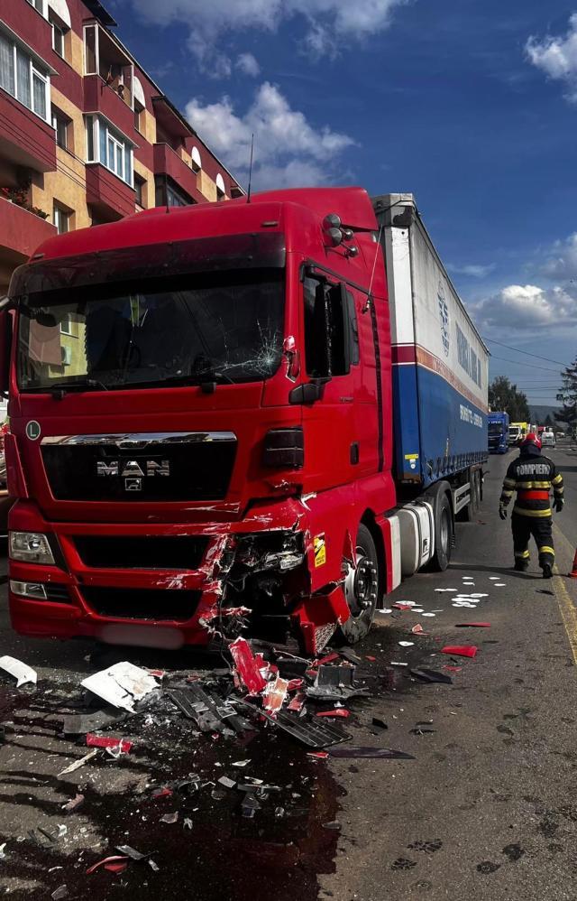 Accident între un autotren și o autoplatformă, la Gura Humorului