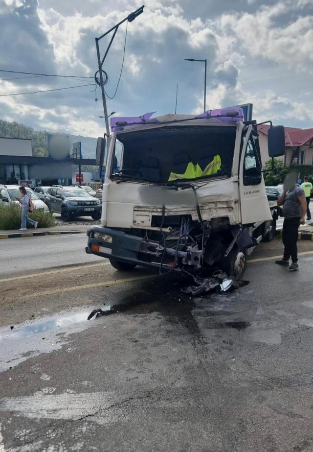 Accident între un autotren și o autoplatformă, la Gura Humorului