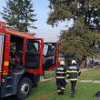 Intervenție cu 13 mașini cu apă la un incendiu foarte mare, la construcții din două gospodării