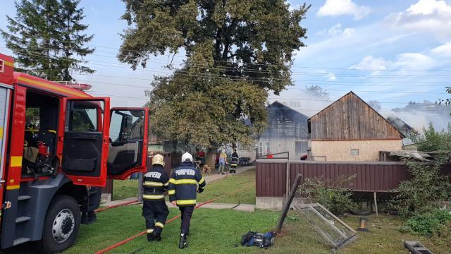 Intervenție cu 13 mașini cu apă la un incendiu foarte mare, la construcții din două gospodării