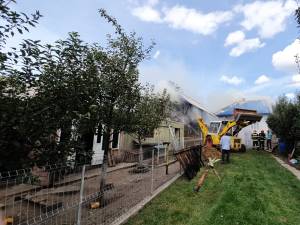 Intervenție cu 13 mașini cu apă la un incendiu foarte mare, la construcții din două gospodării