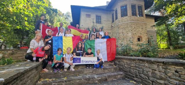 Șapte profesori și nouă elevi din Italia, Spania și Turcia, în vizită la Școala Gimnazială nr. 4 Suceava, în proiectul Stop Bullying Through Inclusion Games!