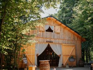 The Forest Barn Dragomirna, eleganță aproape de natură, locul perfect pentru petrecerea ta