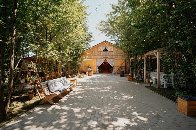 The Forest Barn Dragomirna, eleganță aproape de natură, locul perfect pentru petrecerea ta