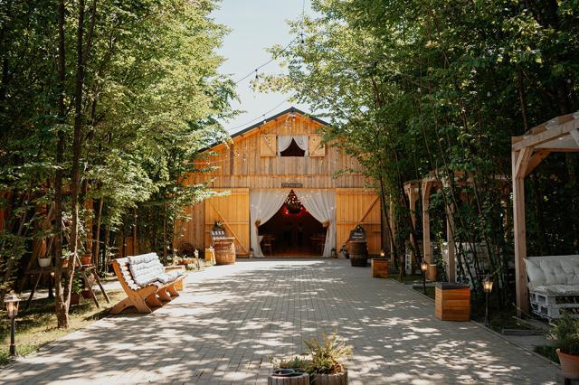 The Forest Barn Dragomirna, eleganță aproape de natură, locul perfect pentru petrecerea ta