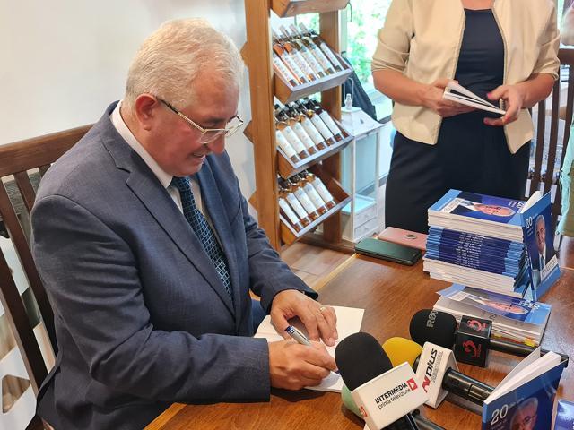 Ion Lungu a prezentat broșura cu realizările din cei 20 de ani în care a fost primar al Sucevei