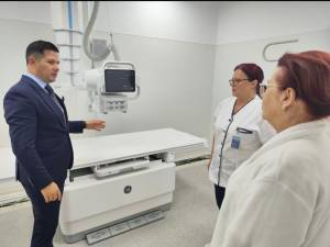 Managerul spitalului, dr. Alexandru Calancea, prezintă noul echipament de radiologie digitală