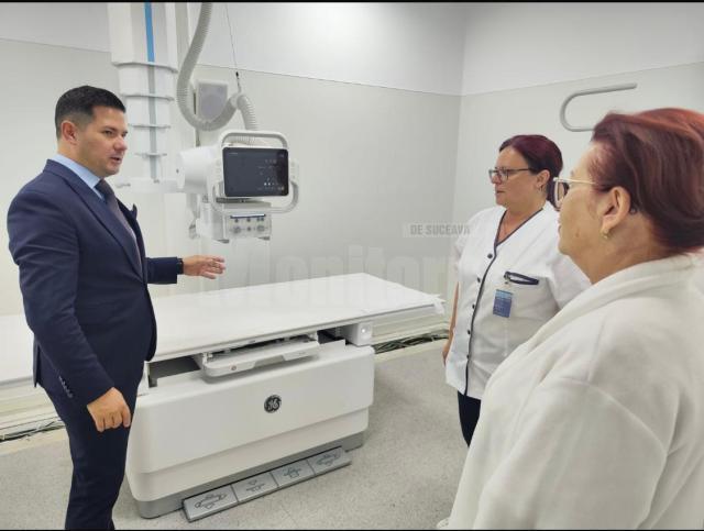 Managerul spitalului, dr. Alexandru Calancea, prezintă noul echipament de radiologie digitală