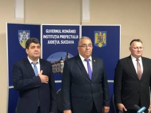 Gheorghe Apetrii alături de subprefectul Florin SInescu și de Cristian Șologon, care a demisionat din această funcție