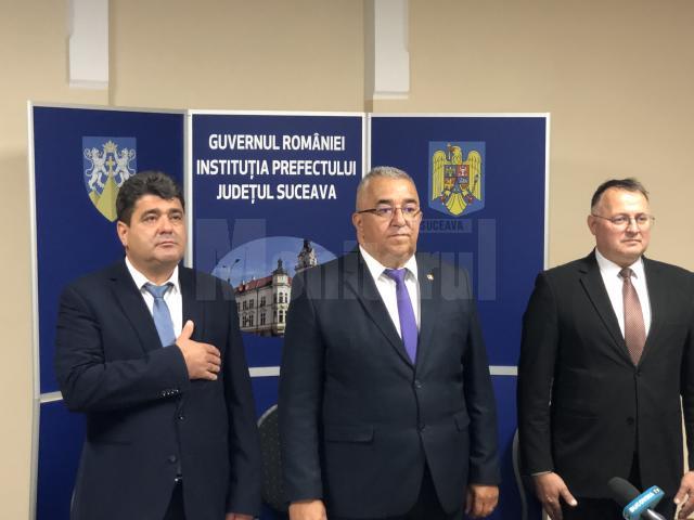 Gheorghe Apetrii alături de subprefectul Florin SInescu și de Cristian Șologon, care a demisionat din această funcție