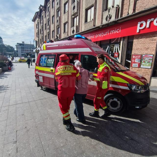 Două femei au ajuns la spital după ce s-au ciocnit în incinta unui magazin din centrul Sucevei