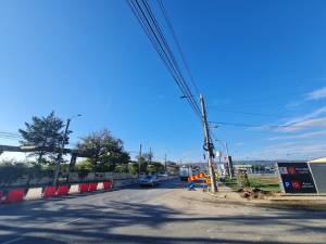 Noul separator de sens, de pe artera principală, Calea Unirii, impus pentru siguranța participanților la trafic, înainte de deschiderea magazinului